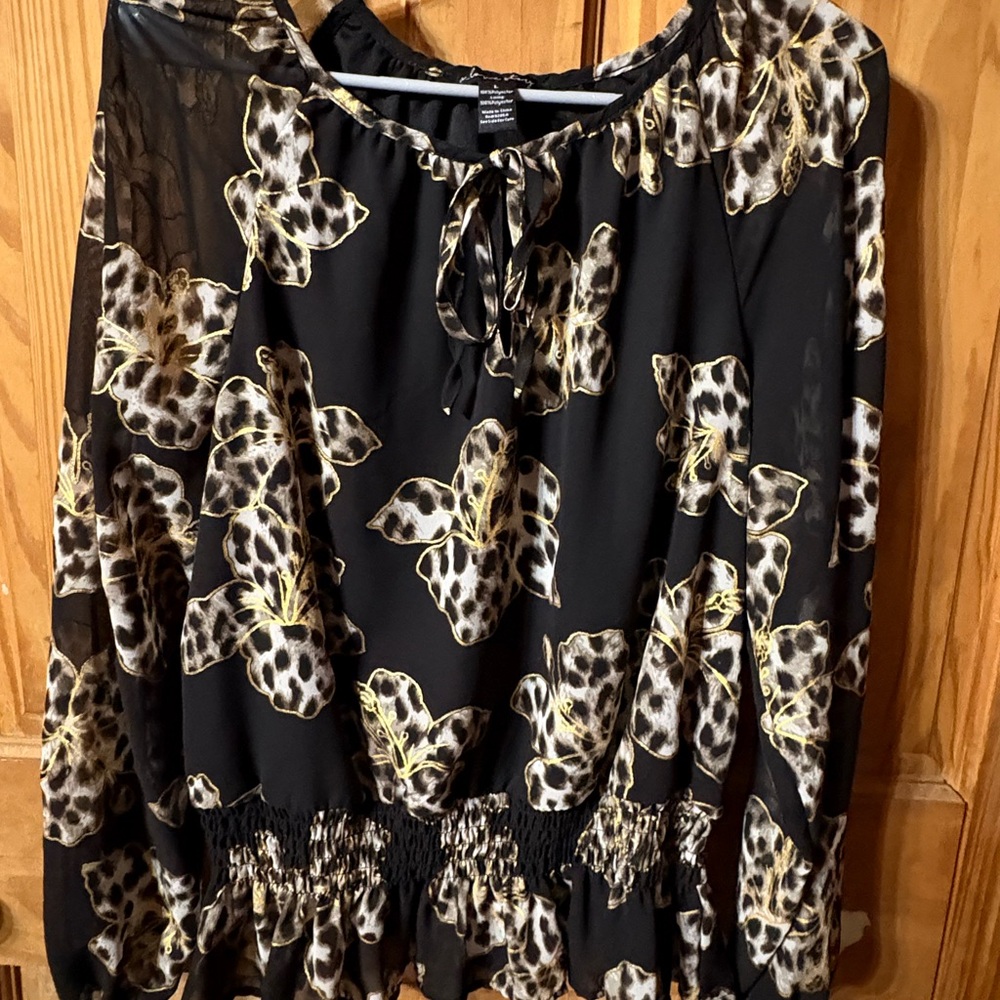 NFS-SOLD-VEGAS_POSH 
Women’s Black Floral Tie-Neck Blouse
